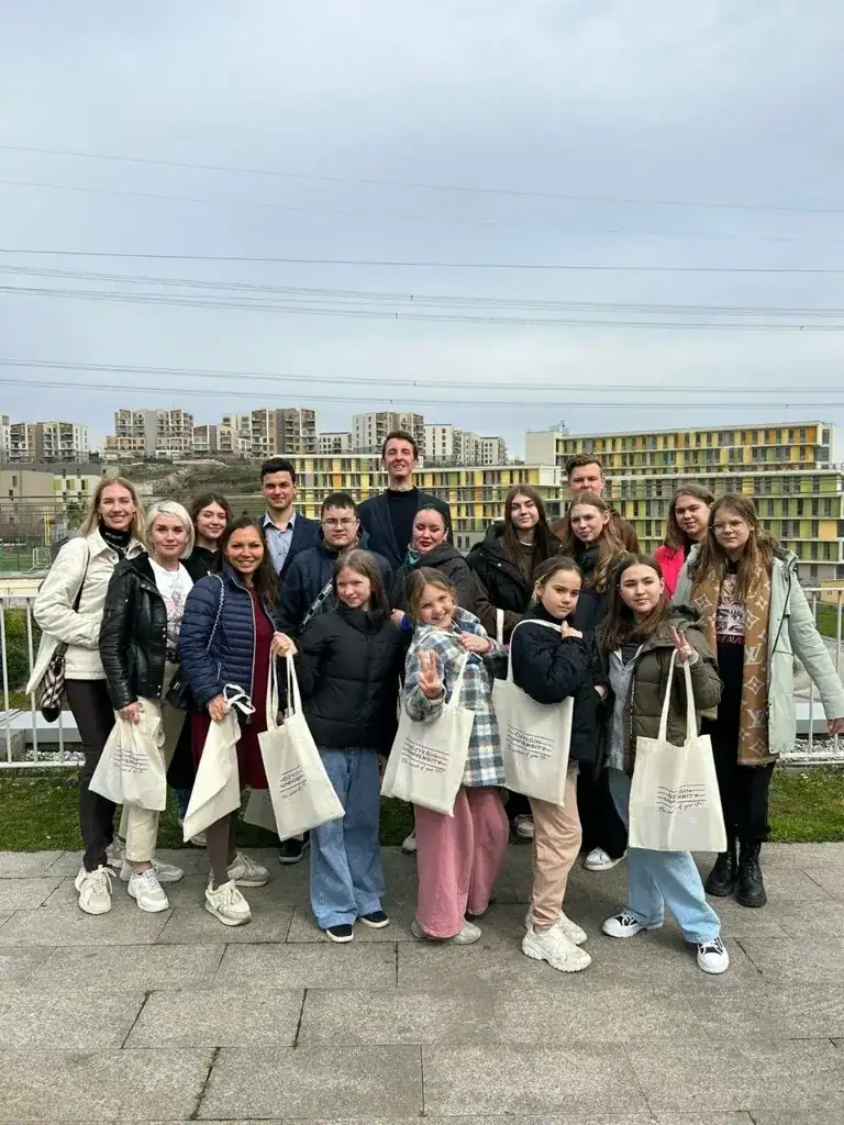 Около двадцати школьников, студентов и взрослых из сообщества StudyU с сумками Özyeğin University, Стамбул